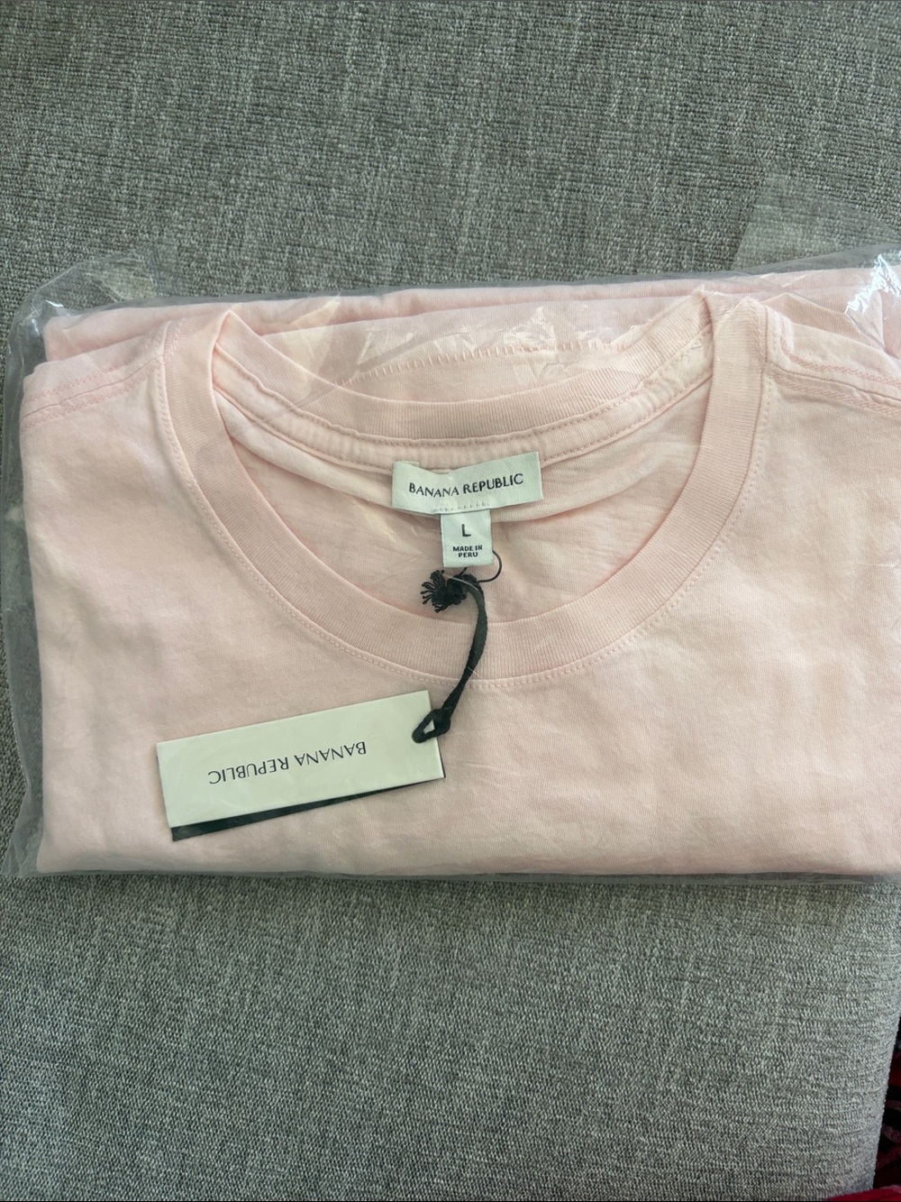 Banana Republic Mens Light Soft Pink Crew Neck T-Shirt. Size Large. NWT